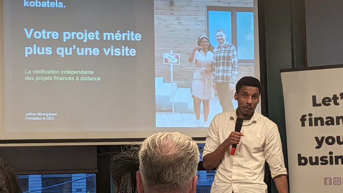 Présentation de Kobatela à l’EuropAfrica Investment Forum 2026 : prise de parole au micro devant la présentation du projet.